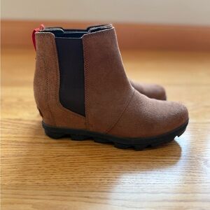 Sorel Tan Suede Leather Ankle Wedge Heel Boots Shoes Women’s 7. (Girls size 5).